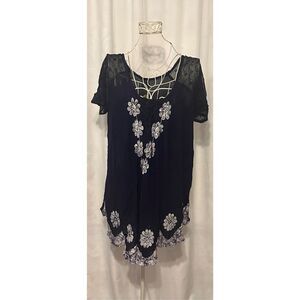 NEW WITH TAGS Beautiful CALIFORNIA WOMAN Fashion Force BLUE WHITE Embroidered Fl